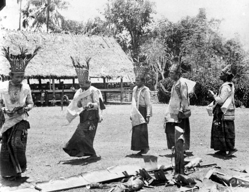 Para imam penghayat kepercayaan sedang melakukan tarian Biromaru, Donggala, Sulawesi. (Tropenmuseumcommons.wikimedia.org)