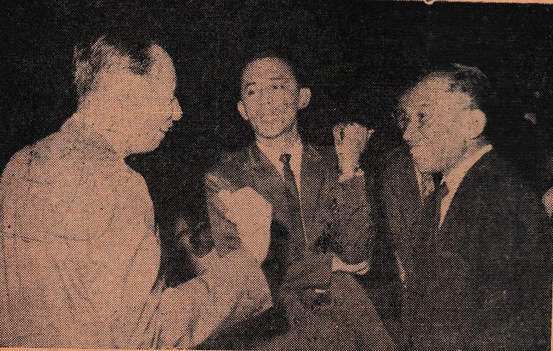 Ali Sadikin (tengah) dan Soemarno Sastroatmodjo (kanan) tengah berbincang dengan bos PT Pembangunan Djaja, Tjiputra (kiri). (Varia,12 Juli  1967).