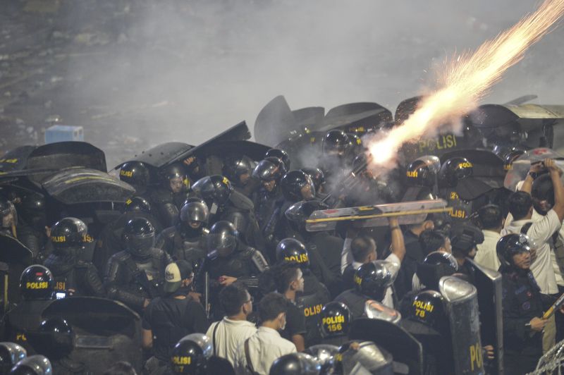 Anggota kepolisian menembakkan gas air mata ketika terjadi kericuhan di depan gedung Bawaslu, Jakarta, Rabu (22/5). /Antara Foto.