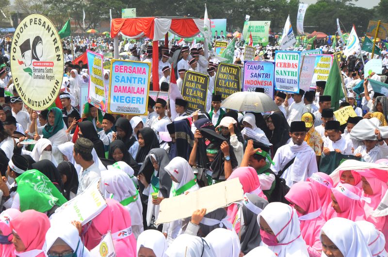 Sejumlah santri mengikuti apel upacara hari santri nasional dan kirab santri di Lapangan Dadaha, Kota Tasikmalaya, Jawa Barat, Senin (22/10). (Antara Foto).
