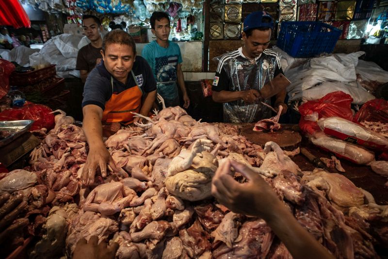 Pedagang memilah daging ayam di Pasar Minggu, Jakarta, Jumat (14/6). /Antara Foto. 