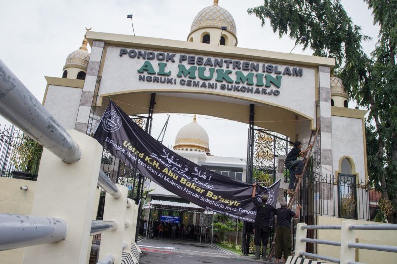 Pengurus Ponpes memasang spanduk penyambutan Ustaz Abu Bakar Baasyir di komplek Pondok Pesantren Al Mukmin, Ngruki, Sukoharjo, Jawa Tengah, Rabu (23/1). (Antara Foto). 