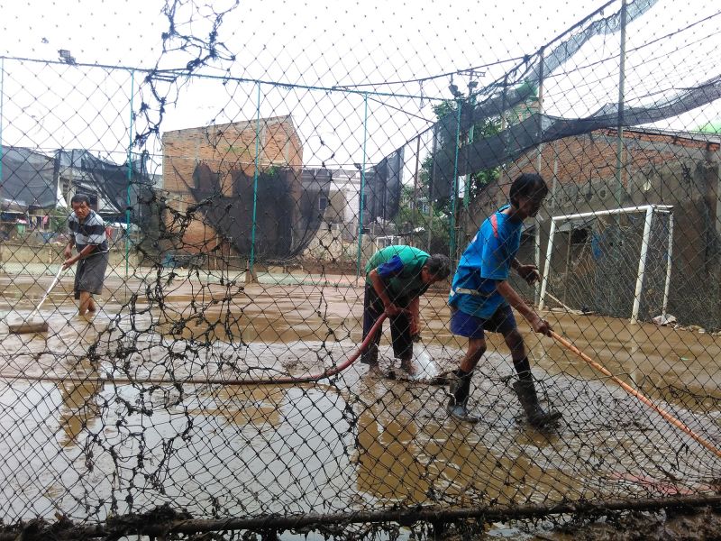 Warga Rawajati membersihkan lumpur sisa banjir. Alinea.id/Robertus Rony Setiawan.