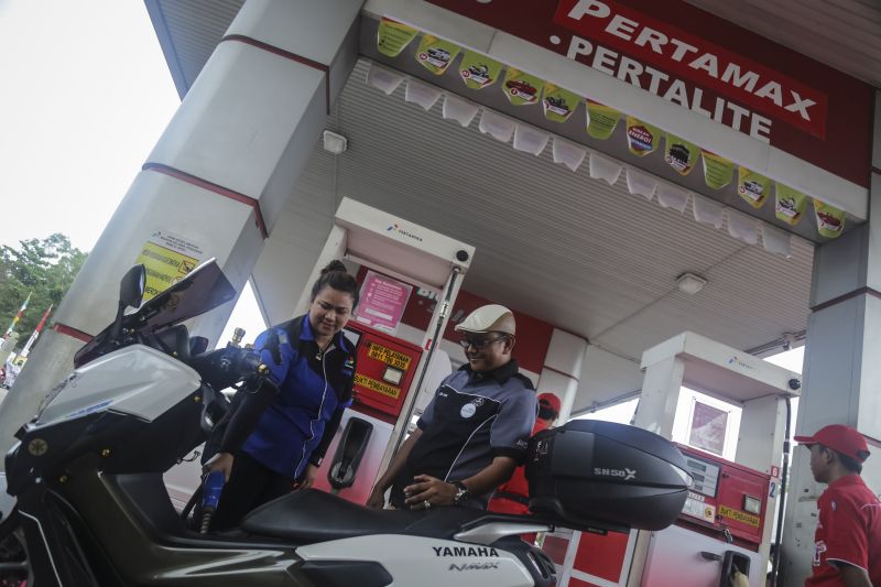 Karyawan melakukan pengisian bahan bakar minyak (BBM) jenis pertamax di salah satu SPBU di Batam, Kepulauan Riau, Sabtu (08/12/2018). Antara Foto.