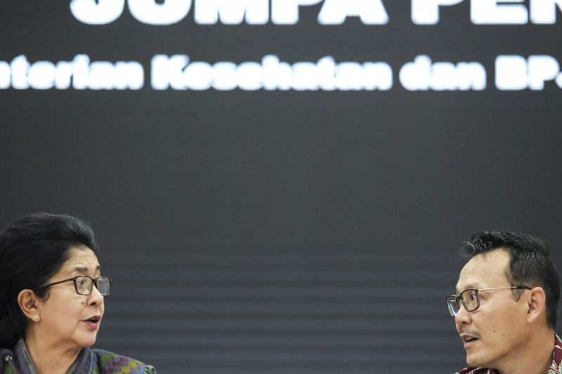 Menteri Kesehatan Nila Moeloek (kiri) bersama Dirut BPJS Kesehatan Fachmi Idris (kanan) bersiap menyampaikan keterangan pers di kantor Kementerian Kesehatan, Jakarta, Senin (7/1). (Antara Foto).