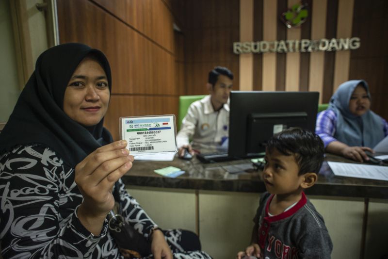 Calon pasien menunjukkan kartu BPJS Kesehatan saat menyelesaikan proses administrasi di RSUD Jati Padang, Jakarta, Senin (7/1). (Antara Foto).