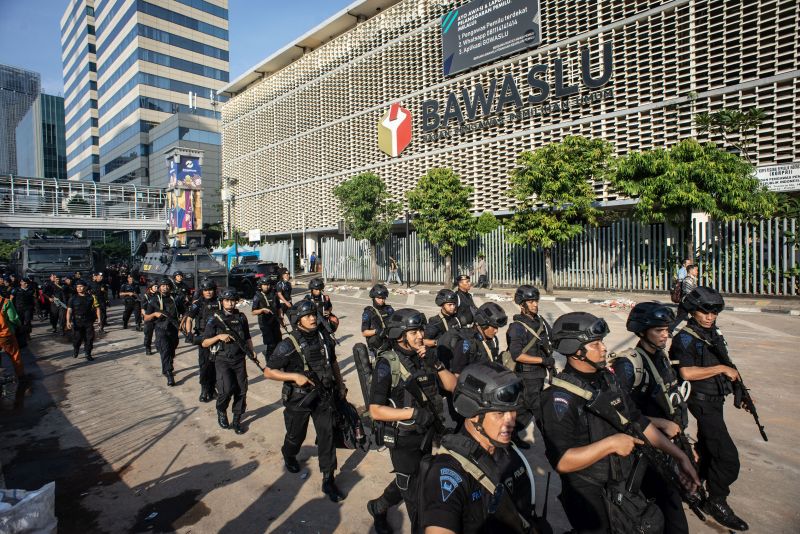 Sejumlah Korps Brimob beraktivitas di depan gedung Bawaslu pascakerusuhan di Jalan MH Thamrin, Jakarta, Kamis (23/5). /Antara Foto 
