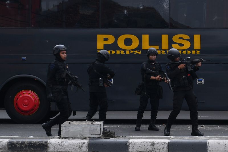Anggota kepolisian menjaga keamanan di kawasan Slipi, Jakarta Barat, Rabu (22/5). /Antara Foto. 