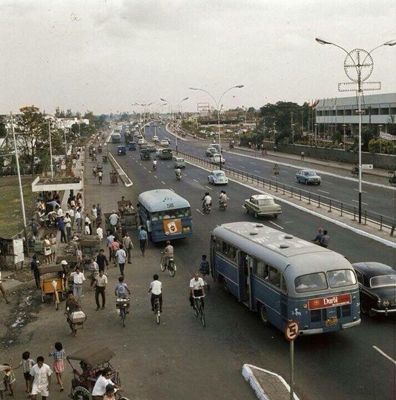 Keadaan jalan di Jakarta pada 1960-an. (pinterest.se/toengslev).
