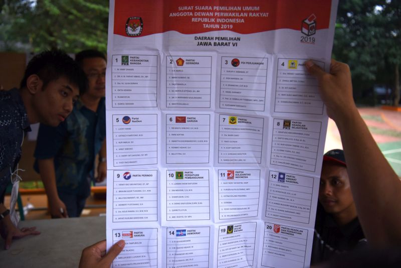 Anggota KPPS mengecek surat suara saat sesi penghitungan suara Pemilu serentak 2019 di TPS 77 Pondok Jaya, Cipayung, Depok, Jawa Barat, Rabu (17/4). /Antara Foto. 