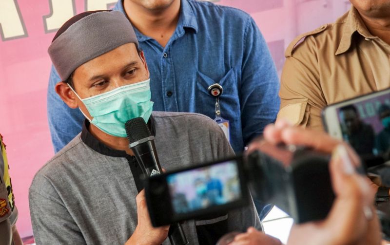 Tersangka kasus dugaan penyebaran hoaks Rahmat Baequni memberikan keterangan saat rilis perkara di Mabes Polda Jawa Barat, Bandung, Jawa Barat, Jumat (21/6). /Antara Foto.