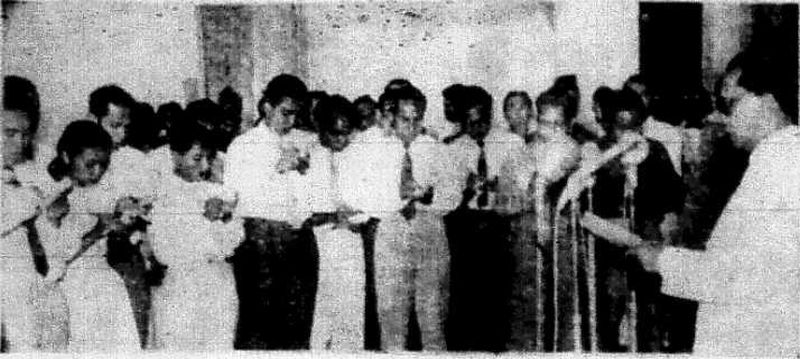 Direktur Kabinet Presiden Tamzil (paling kanan) memberikan keterangan kepada wartawan di Istana Merdeka terkait pencopotan Jaksa Agung Gatot Tarunamihardja. (Pos Indonesia, 21 September 1959).