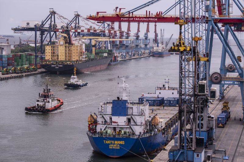 Sejumlah kapal melakukan bongkar muat peti kemas di Pelabuhan Tanjung Priok, Jakarta, Senin (18/3). /Antara Foto.