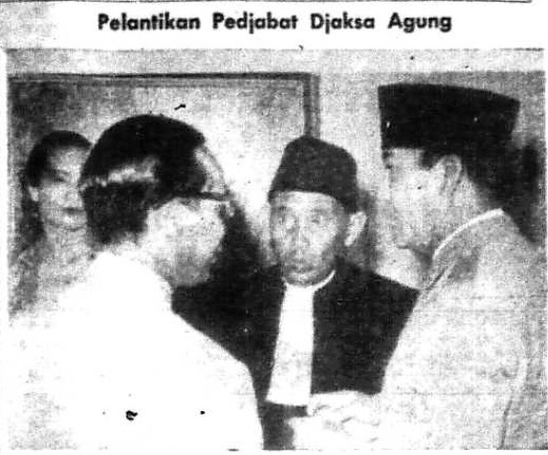Jaksa Agung Gatot Tarunamihardja (tengah) setelah dilantik Presiden Sukarno (kanan) pada 1 April 1959. (Pos Indonesia, 8 April 1959).