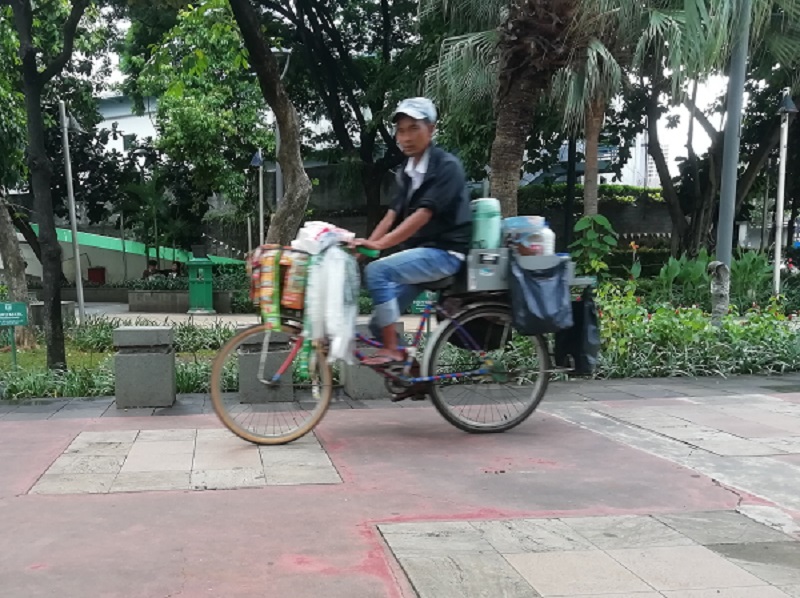 Tukang kopi keliling di sekitar Taman Menteng, Jakarta Pusat. (Alinea.id/Annisa Saumi).