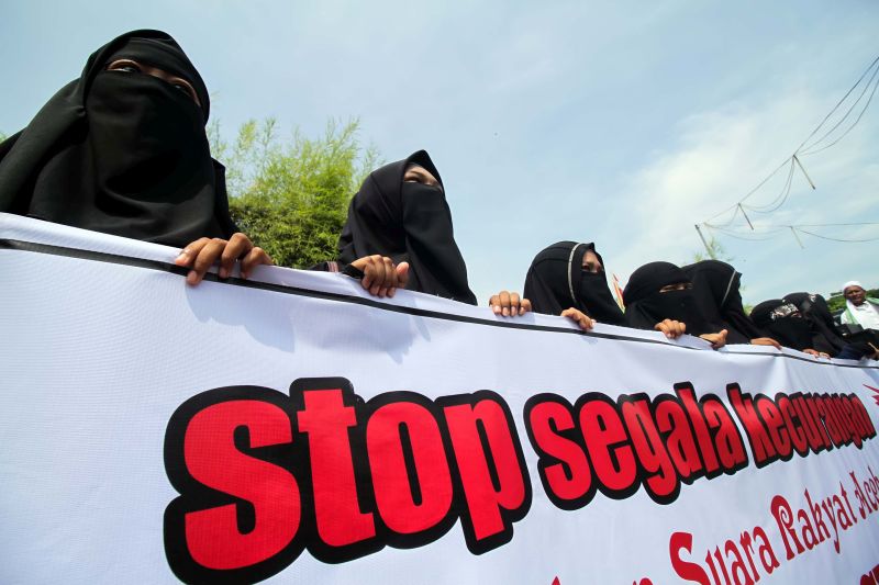 Sejumlah aktivis ormas Front Pembela Islam (FPI) membentang poster dan spanduk saat menggelar aksi unjuk rasa di depan kantor Komisi Independen Pemilihan (KIP) Lhokseumawe, Aceh, (25/4). /Antara Foto. 