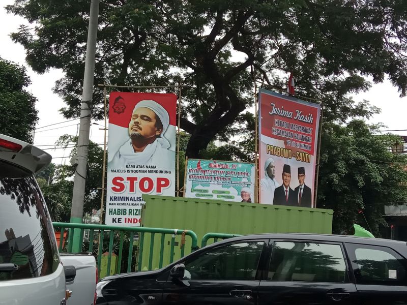 Beberapa spanduk Imam Besar FPI Habib Muhammad Rizieq bin Hussein Shihab di sekitar Petamburan, Jakarta Pusat. Alinea.id/Manda Firmansyah.