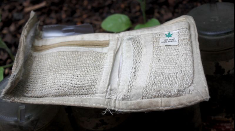 Dompet yang dibuat dari serat ganja. Diproduksi di Nepal. (Alinea.id/Ahmad Rifwanto).