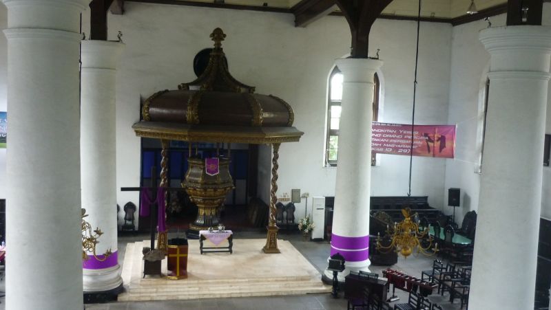 Interior gereja GPIB Jemaat Sion dengan pilar-pilar penopang. Alinea.id/Robertus Rony Setiawan.