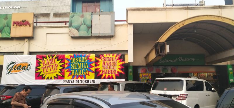Poster diskon di gerai Giant Express Mampang Prapatan, Jakarta Selatan, Senin (24/6). Alinea.id/Soraya Novika.