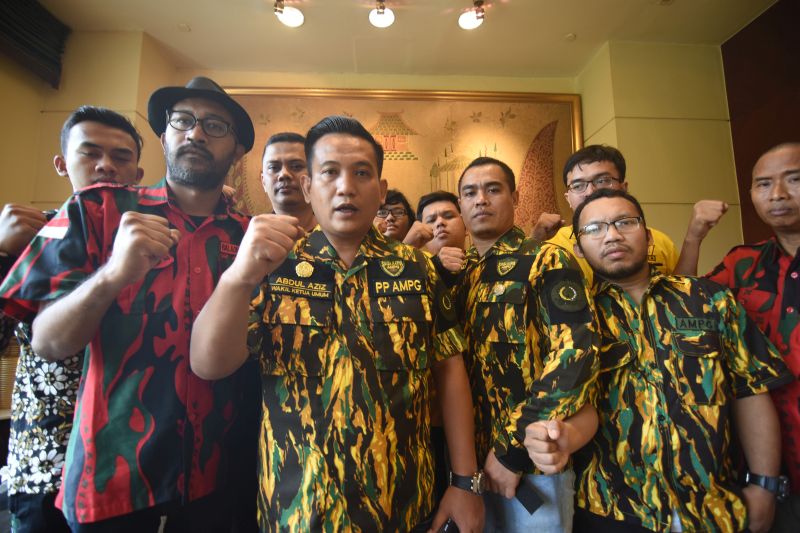 Wakil Ketua Umum Angkatan Muda Partai Golkar (AMPG) yang juga inisiator Barisan Pemuda Partai Golkar (BPPG) Abdul Aziz (kedua kiri) bersama anggota mendeklarasikan dukungan kepada kader Golkar Bambang Soesatyo sebagai calon Ketua Umum Partai Golkar di Jakarta, Minggu (16/6). /Antara Foto. 