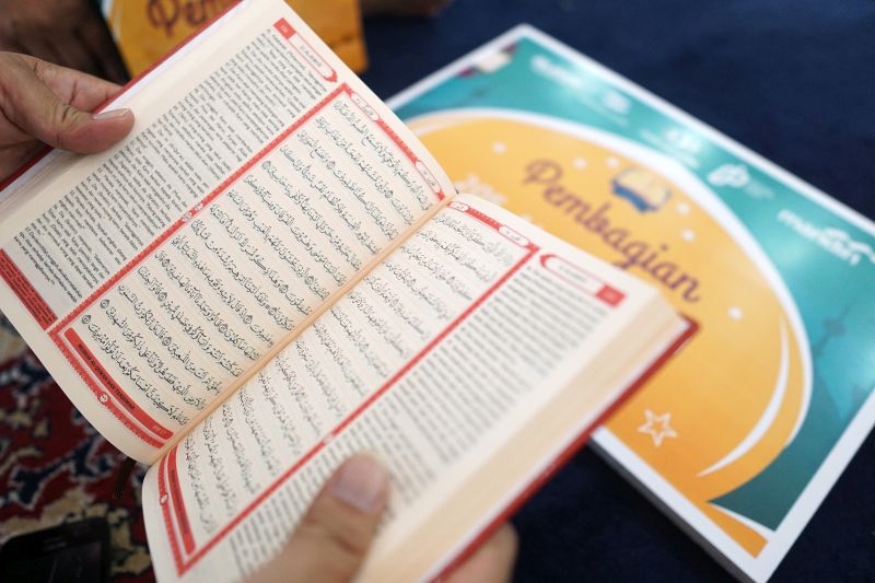 Perwakilan pesantren Al Huda membaca Alquran usai menerima bantuan di Masjid Baiturrahim, Kota Gorontalo, Gorontalo, Jumat (24/5). /Antara Foto.