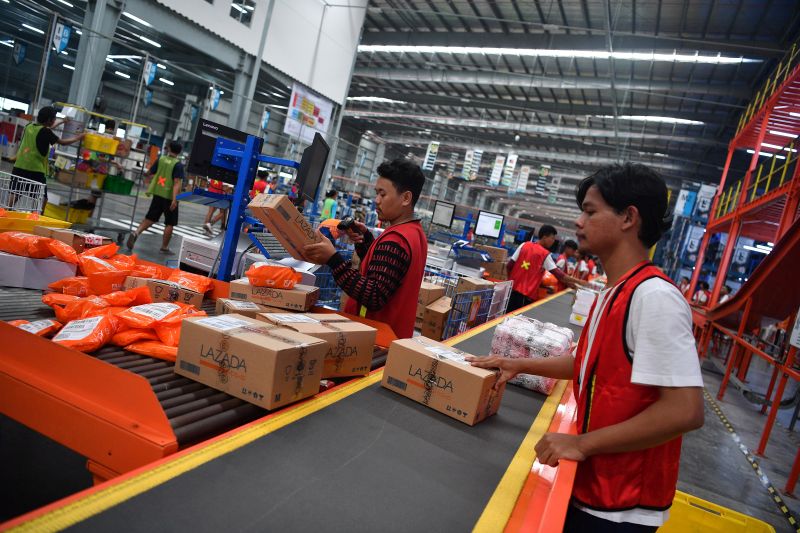 Pekerja menyortir barang pesanan konsumen saat Hari Belanja Online Nasional (Harbolnas) 2018 di Warehouse Lazada Indonesia, Depok, Jawa Barat, Rabu (12/12)./Antara Foto.