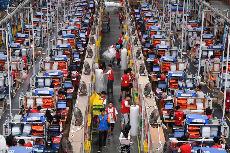 Pekerja mengemas barang pesanan konsumen saat Hari Belanja Online Nasional (Harbolnas) 2018 di Warehouse Lazada Indonesia, Depok, Jawa Barat, Rabu (12/12)./Antara Foto
