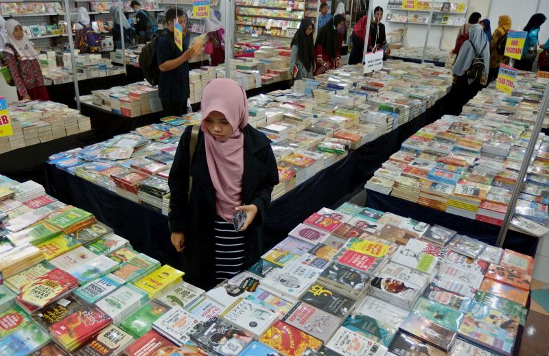 Pengunjung memilih buku pada Festival Sejuta Buku Jateng di Gedung Wanita Semarang, Jawa Tengah, Kamis (4/4). /Antara Foto.