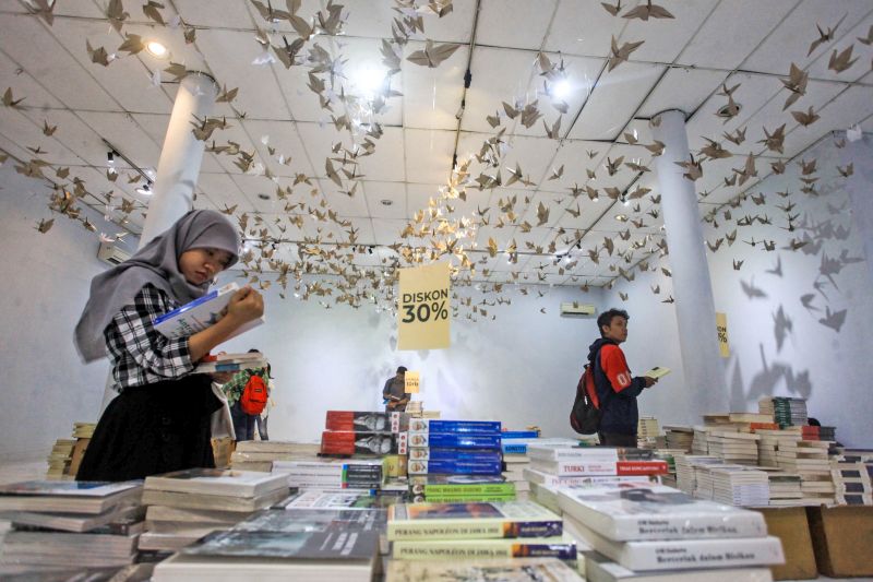 Pengunjung membaca buku yang dijual saat bazar buku di Bentara Budaya Yogyakarta, Daerah Istimewa Yogyakarta, Senin (1/4). /Antara Foto.