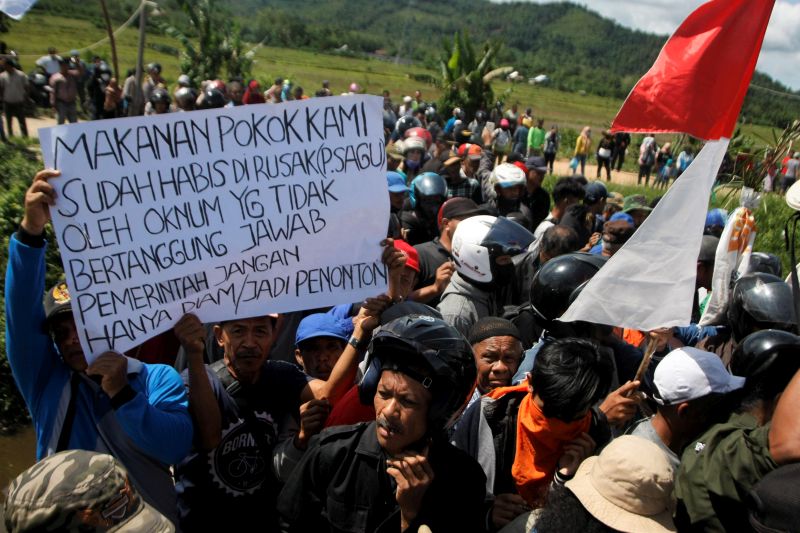 Sejumlah petani tanaman sagu melakukan unjukrasa di depan pintu kantor perusahaan kelapa sawit PT Sari Asri Rejeki Indonesia (SARI) di Kecamatan Mowewe, Kabupaten Kolaka Timur, Sulawesi Tenggara, Senin (14/1). (Antara Foto).