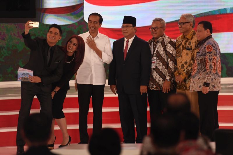 Capres nomor urut 01 Joko Widodo (ketiga kiri) dan Capres nomor urut 02 Prabowo Subianto (keempat kiri) berfoto bersama seusai mengikuti debat capres 2019 di Hotel Sultan, Jakarta, Minggu (17/2). (Antara Foto). 