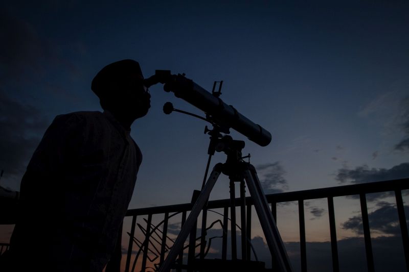 Santri melihat posisi hilal untuk menentukan awal Ramadhan dengan menggunakan teleskop di Pondok Pesantren Assalam, Pabelan, Sukoharjo, Jawa Tengah, Minggu (5/5). /Antara Foto.