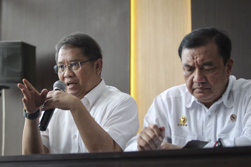 Menkominfo Rudiantara (kiri) dan Kepala BIN Budi Gunawan (kanan) menyampaikan perkembangan pascakerusuhan di Jakarta dini hari tadi, di kantor Kemenko Polhukam, Jakarta, Rabu (22/5). /Antara Foto. 