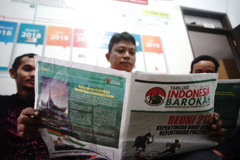 Petugas Bawaslu Kota Depok menunjukan tabloid 'Indonesia Barokah' yang disita dari sebuah masjid, di kantor Panwaslu Cilodong, Depok, Jawa Barat, Jumat (25/1). (Antara Foto).