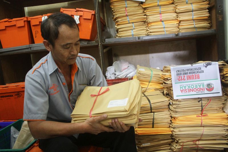 Petugas Pos Indonesia menata paket berisi tabloid Indonesia Barokah di Gudang PT Pos Indonesia di Malang, Jawa Timur, Senin (28/1). (Antara Foto). 