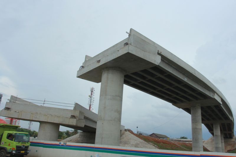 Pengendara melintas di bawah jembatan Tol Kunciran - Bandara di kawasan Rawa Bokor, Tangerang, Banten, Kamis (21/3). /Antara Foto.
