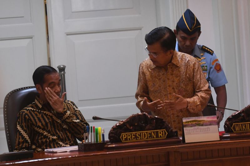 Presiden Joko Widodo (kiri) berbincang dengan Wakil Presiden Jusuf Kalla (kanan) sebelum memimpin rapat terbatas di Kantor Presiden, Jakarta, Senin (29/4). /Antara Foto.