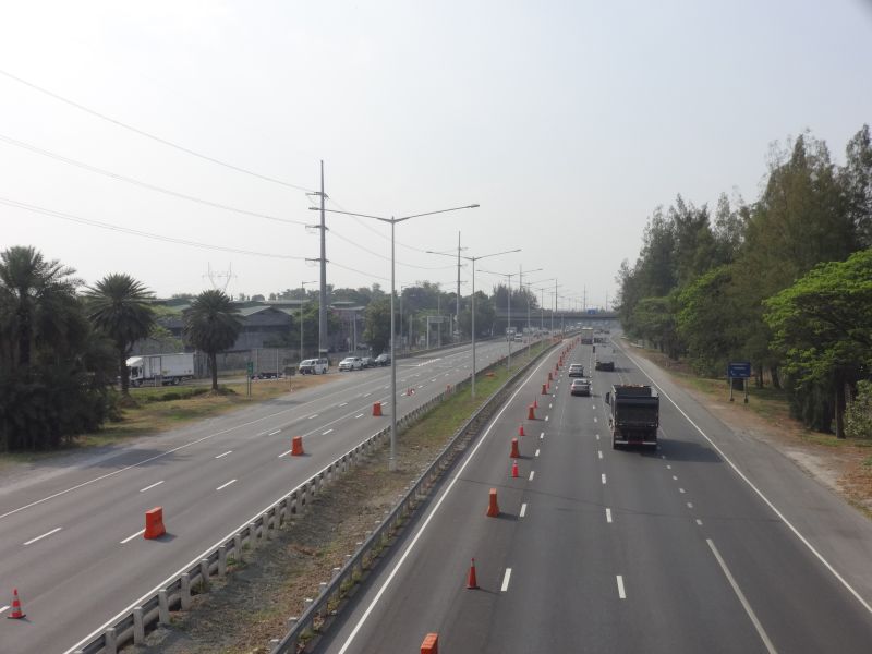 North Luzon Expressway (NLEX) di Santa Rita, Bulacan, Filipina. (wikipedia.org).