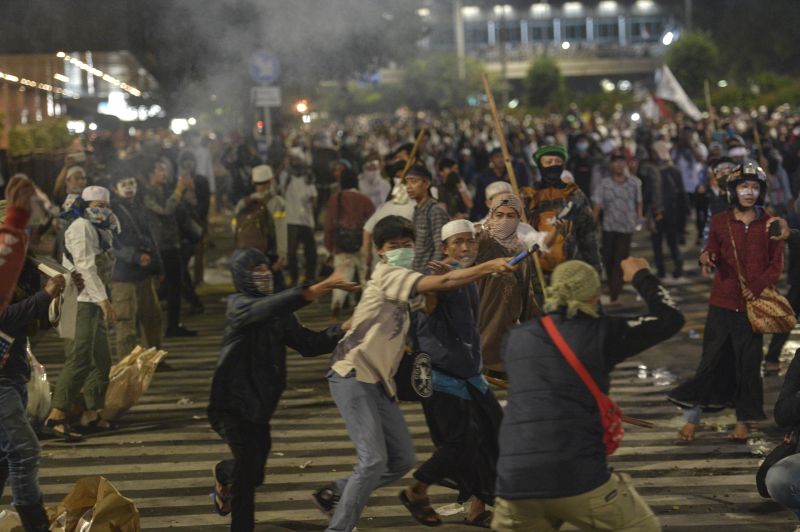 Sejumlah massa Aksi 22 Mei terlibat kericuhan di depan gedung Bawaslu, Jakarta, Rabu (22/5). /Antara Foto.