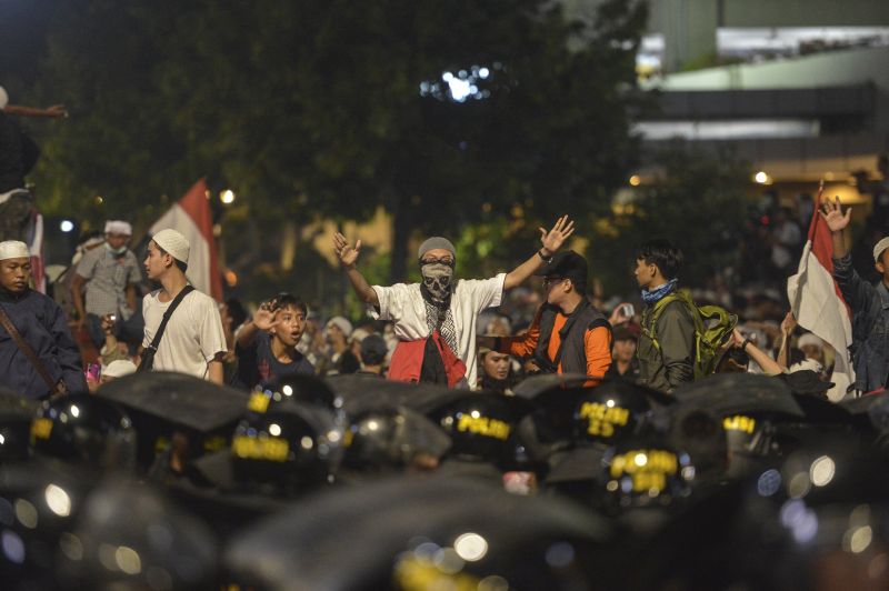 Sejumlah massa Aksi 22 Mei terlibat kericuhan di depan gedung Bawaslu, Jakarta, Rabu (22/5). /Antara Foto. 
