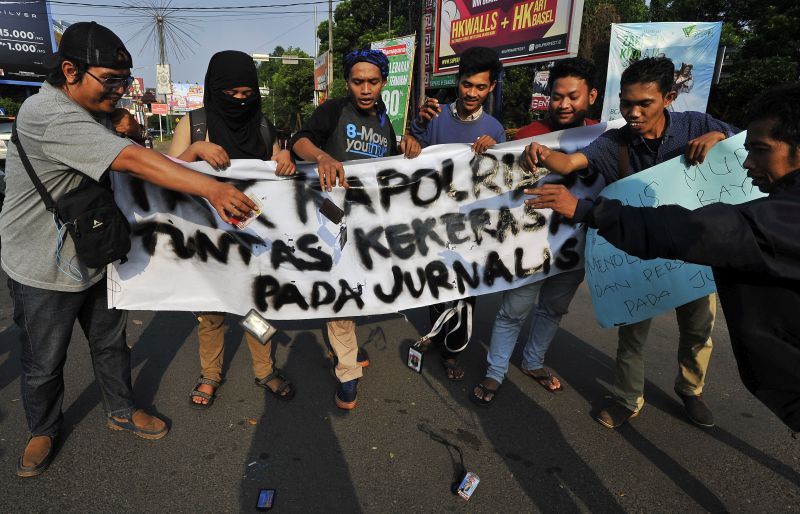Sejumlah wartawan yang tergabung dalam Jurnalis Muda melakukan aksi damai tolak kekerasan terhadap wartawan di Alun-alun, Serang, Banten, Senin (27/5). /Antara Foto.