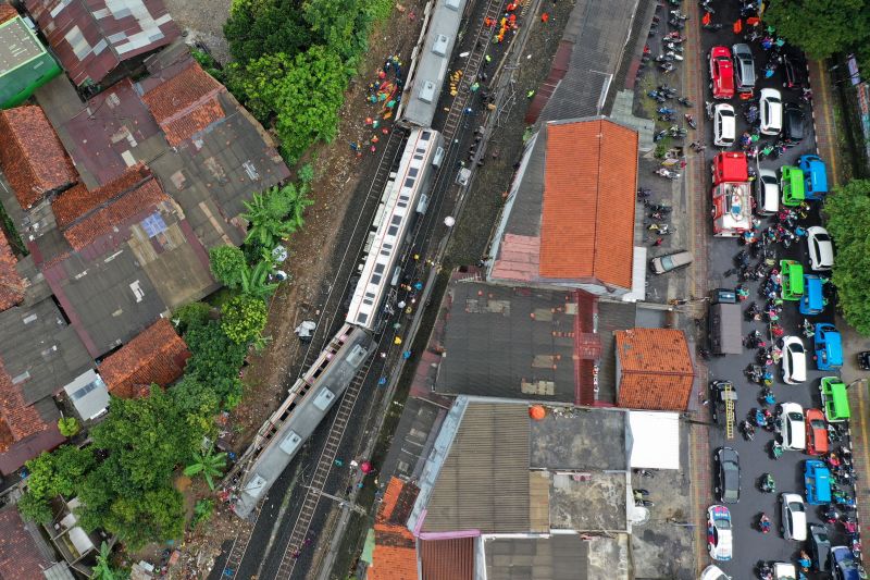 Foto udara proses evakuasi KRL Commuter Line 1722 yang anjlok di pintu perlintasan Kebon Pedes, Tanah Sareal, Kota Bogor, Jawa Barat, Minggu (10/3). (Antara Foto).