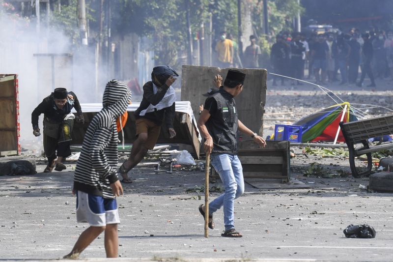 Massa berhamburan ketika ditembakan gas air mata saat kerusuhan terjadi di Jalan Jati Baru Raya, Tanah Abang, Jakarta, Rabu (22/5). /Antara Foto. 