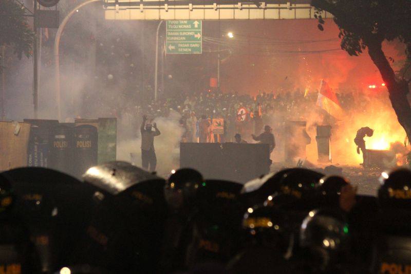 Pengunjuk rasa terlibat bentrok dengan aparat saat aksi massa 22 Mei terkait hasil Pemilihan Presiden 2019, di kawasan Jalan MH. Thamrin, Jakarta, Rabu (22/5) malam. /Antara Foto.