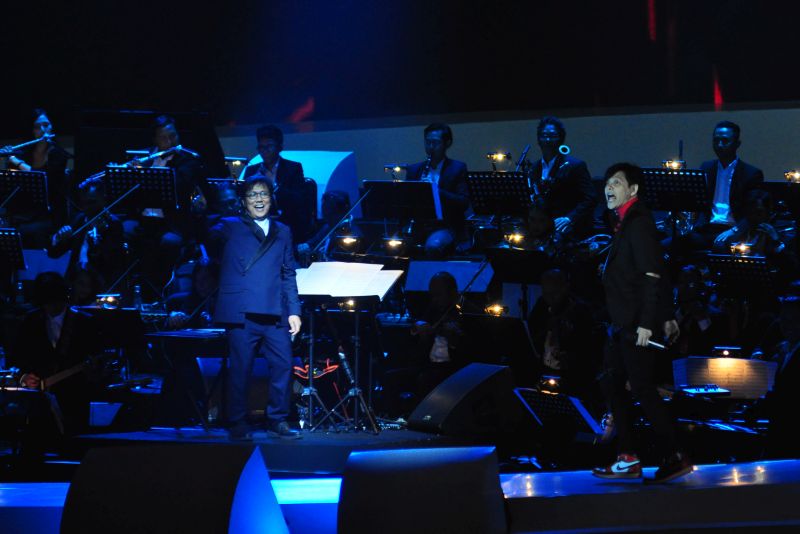 Penyanyi Armand Maulana (kanan) bersama Komposer Erwin Gutawa (kiri) tampil pada konser musik Salute di Indonesia Convention Exhibition (ICE), Serpong, Tangerang, Banten, Sabtu (9/2). (Antara Foto).