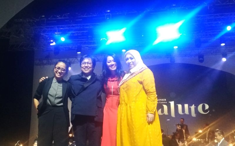 Dewiq, Erwin Goetawa, Dewi Lestari, dan Melly Goeslaw seusai konser (Alinea.id/Nanda Aria Putra).