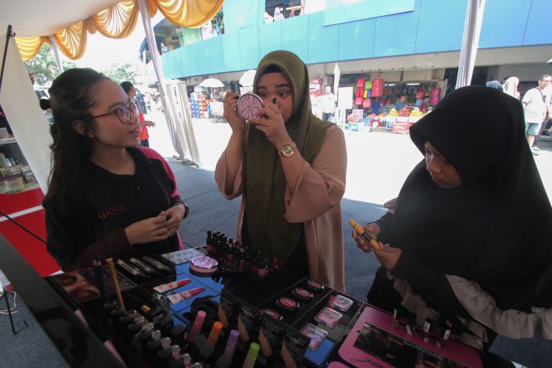 Pengunjung mencoba produk kosmetik pada Kampanye Cerdas Memilih dan Menggunakan Kosmetik Aman di Pasar Asemka, Jakarta, Sabtu (24/11). /Antara Foto