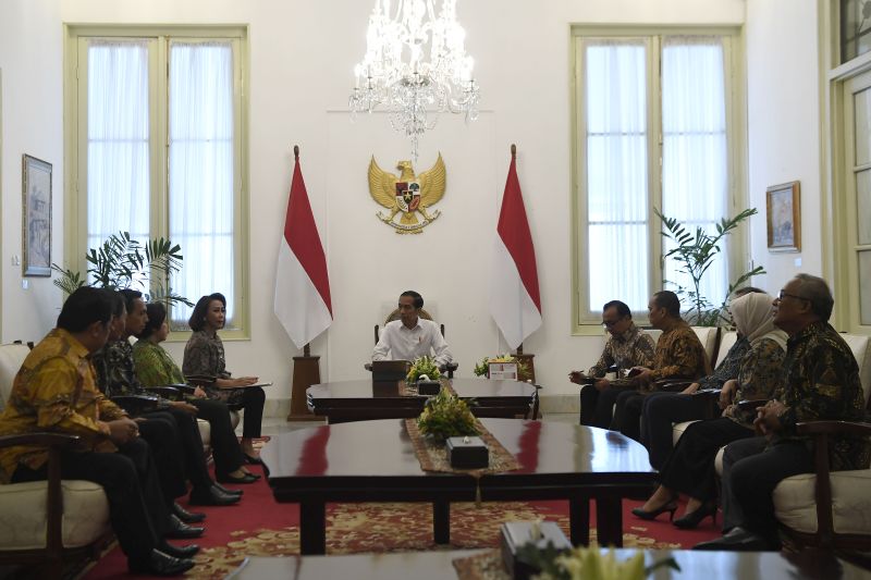 Presiden Joko Widodo (tengah) didampingi Mensesneg Pratikno (kelima kanan) menerima Ketua Panitia Seleksi calon pimpinan Komisi Pemberantasan Korupsi (KPK) periode 2019-2023 Yenti Ganarsih (keempat kiri) bersama anggota di Istana Merdeka, Jakarta, Senin (17/6). /Antara Foto. 