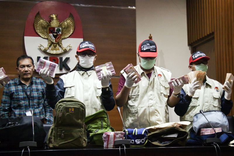 Anggota KPK menunjukkan barang bukti korupsi di Kantor KPK, Jakarta. /Antara Foto.
